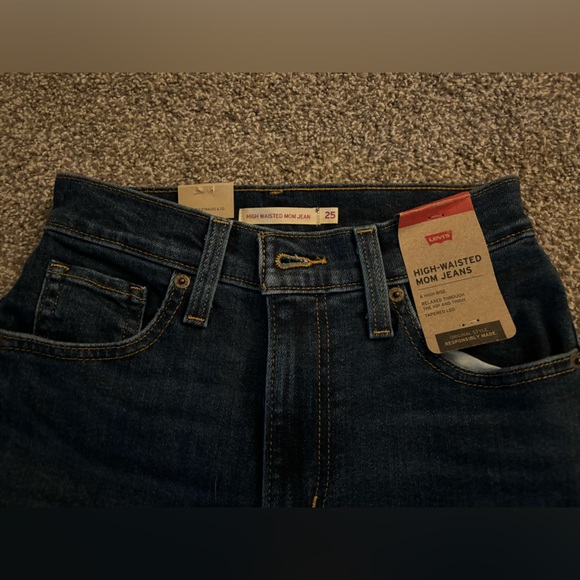 Size 25 mom style jeans from LEVIS. Never worn!!! - Picture 2 of 7